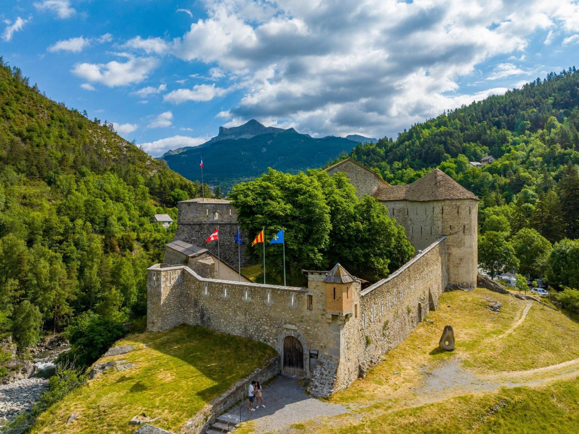 Maison Familiale Des Remparts Colmars Exterior foto